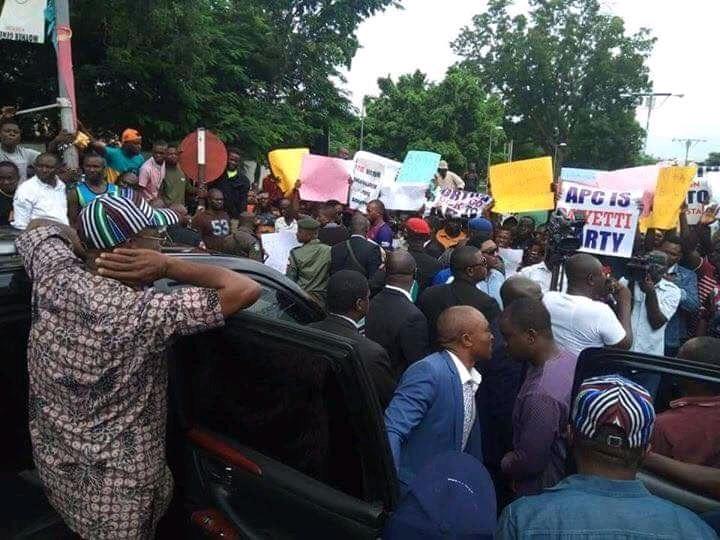 Benue youths prevent governor Samuel Ortom from attending meeting